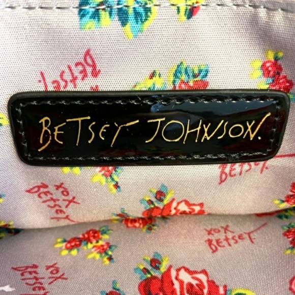 Betsey Johnson Heart Black Crossbody - Picture 5 of 12